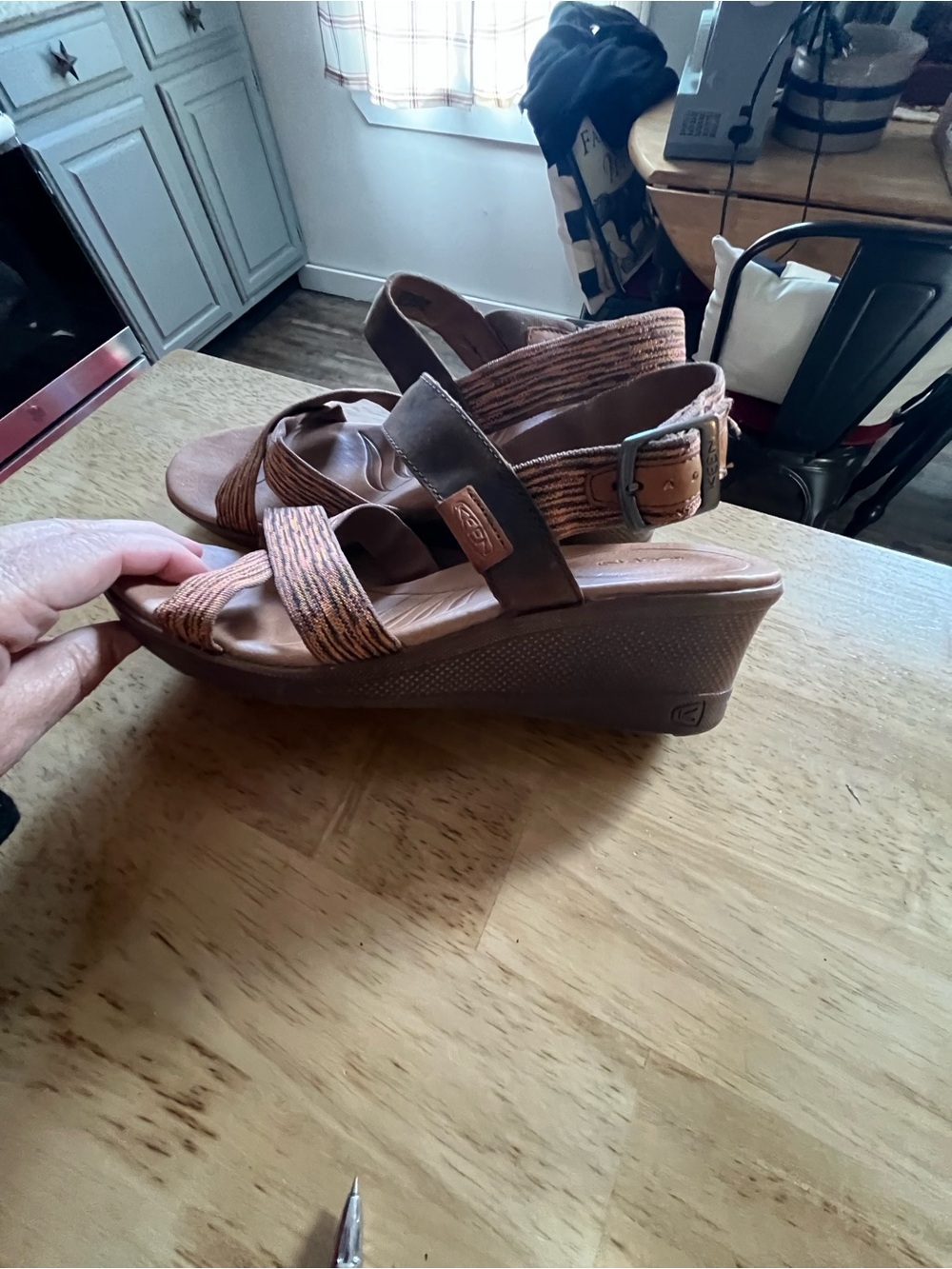 Keen Brown Strappy Wedge Sandals with Multitone Fabric.colors brown,pink,orange - Picture 7 of 8